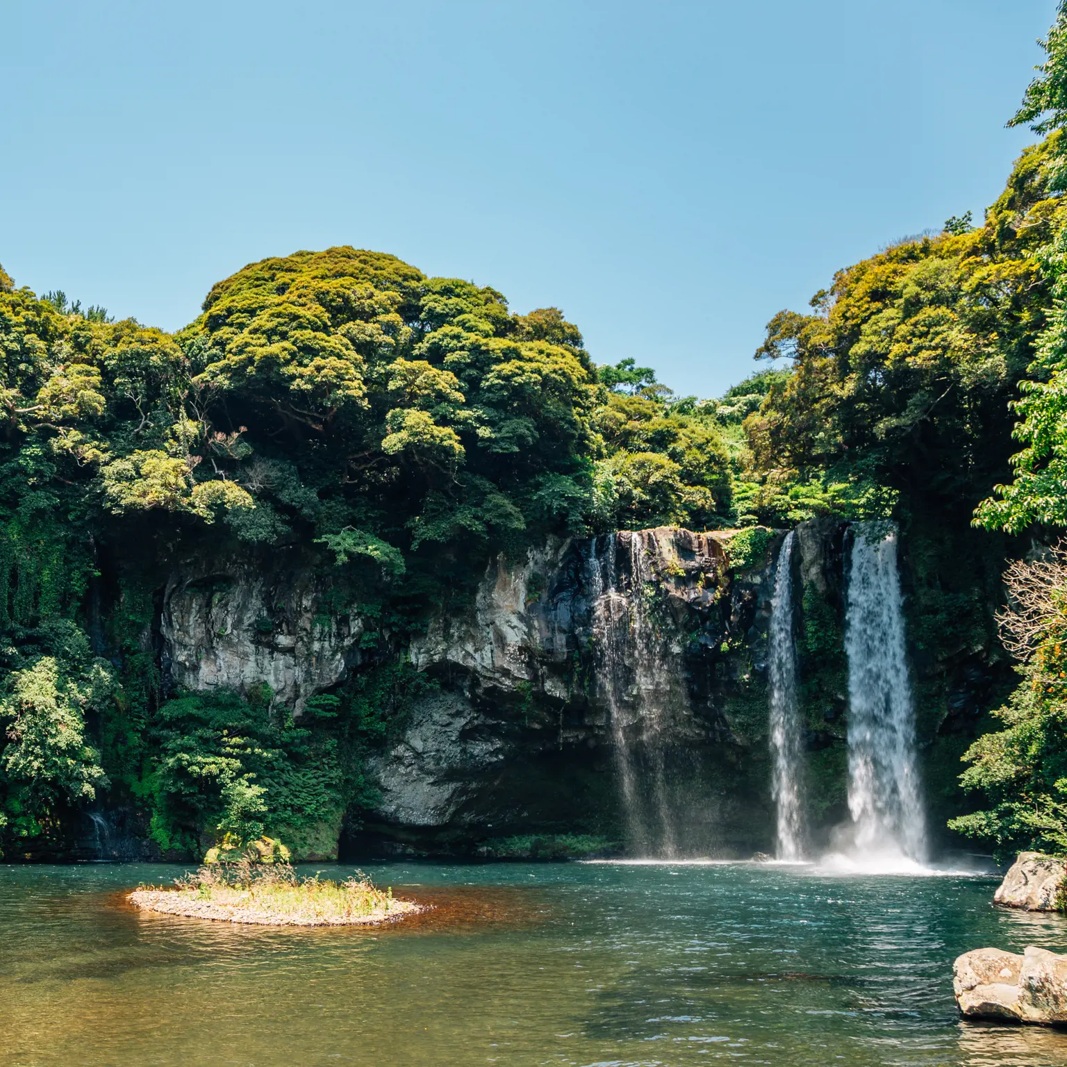 Bestaune den Cheonjiyeon Wasserfall in seiner ganzen Pracht